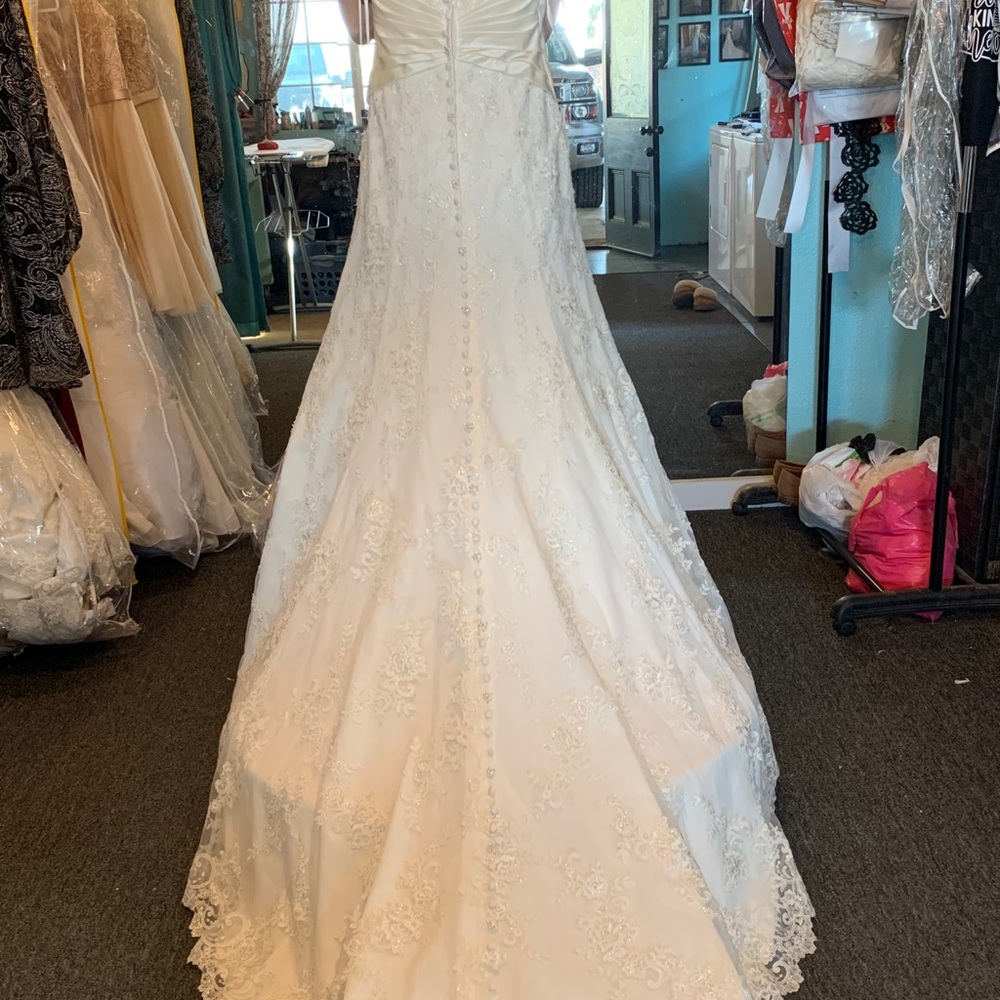 Allure Romance (Sample) wedding dress.